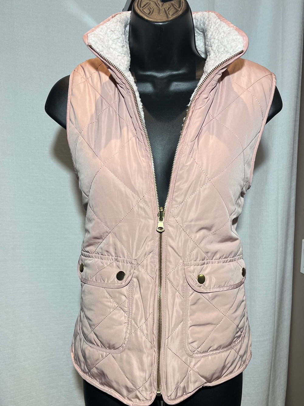 Love Tree Reversible Quilted Vest
Blush Pink/Sherpa/ Rose Gold zipper - Picture 11 of 12